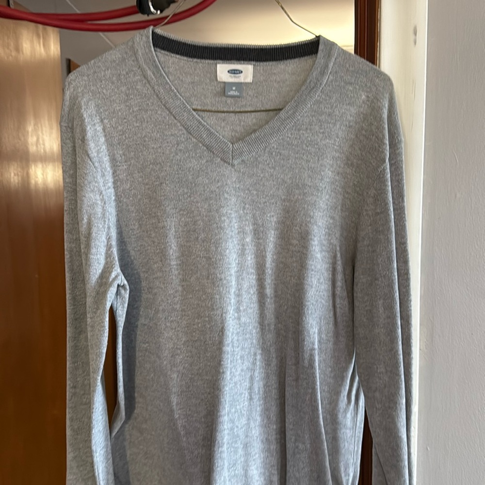 OLD NAVY VNECK SWEATER LONGSLEEVE - SIZE MEDIUM